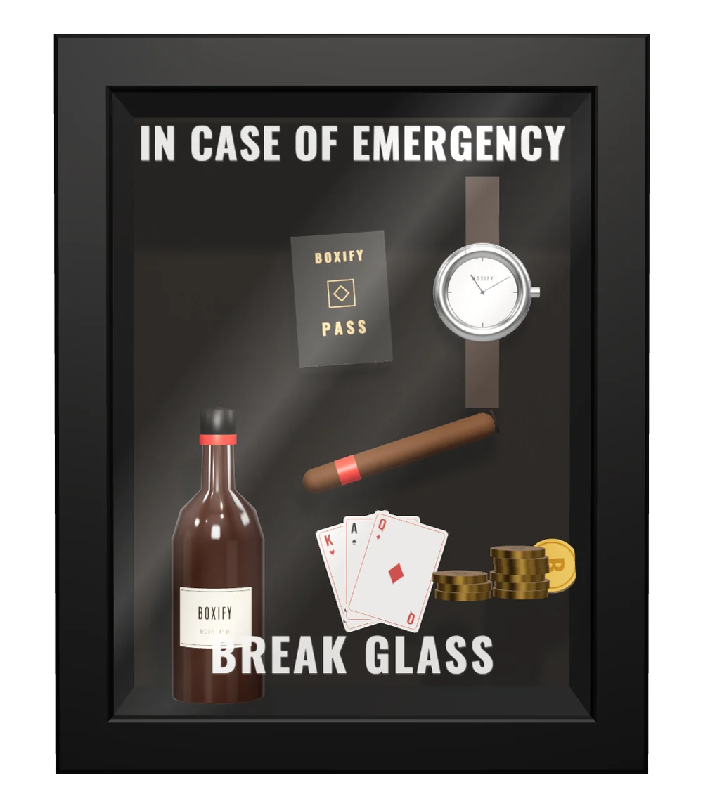 Een zwart kader met glas. Bovenaan staat IN CASE OF EMERGENCY, onderaan BREAK GLASS. Erachter een fles, een sigaar, een horloge, speelkaarten, een zwart boekje met BOXIFY PASS en gouden munten.